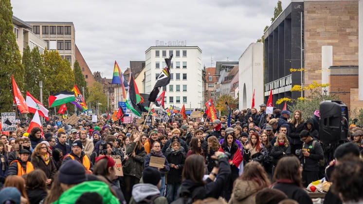 Gen Z Regelt: Hundreds March Through the Old Town and Südstadt, Nuremberg, October 31, 2026 Hundreds of participants in the Gen Z Regelt initiative gather with flags, rainbow flags, and banners for a demonstration on the Kornmarkt. The nationwide initiative calls for more funding 20261031-286A1946-M4000