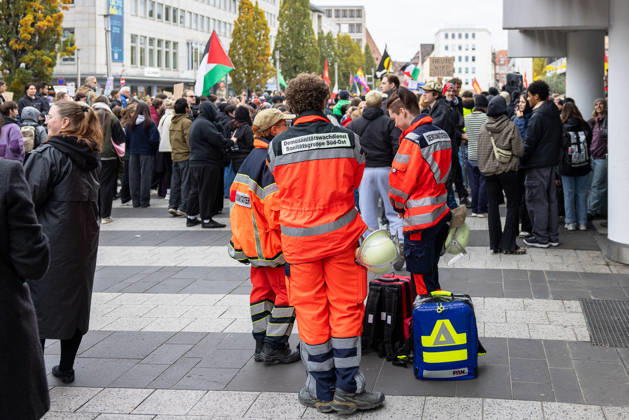 Gen Z Organizes: Hundreds March Through the Old Town and Südstadt, Nuremberg, October 31, 2026: At the rally organized by the Gen Z Initiative, emergency medical services personnel are managing the crowd of demonstrators. The initiative is calling for action nationwide and demanding more funding for educatio 20261031-286A1950-M4000