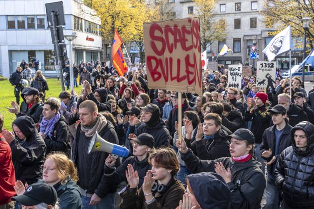 A demonstration organized by the group GenZ in downtown Essen, modeled after youth protests in France and elsewhere, protested against dilapidated schools, conscription, rising prices, cuts to social services, surveillance, right-wing pressure, and the government; over