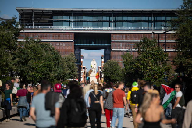 Yellow Vests Protests Act III - Toulouse Protesters and statue of Jean Jaurès with Gilet Jaune in front of the media library during french protest on Acte III on October 31, 2026, in Toulouse. Photo by Nathan Barange ABACAPRESS.COM Toulouse HAUTE-GARONNE France  Copyright: xBarangexNathan ABACAx