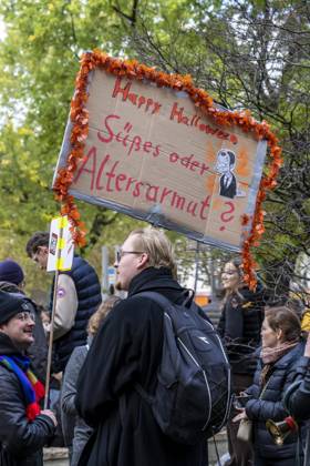 A demonstration organized by the group GenZ in downtown Essen, modeled after youth protests in France and elsewhere, protested against dilapidated schools, conscription, rising prices, cuts to social services, surveillance, right-wing pressure, and the government; over