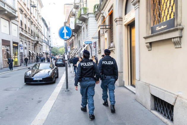 IPA90398359 - Milan, October 31, 2026: Halloween in downtown Milan, with law enforcement, police, and military personnel; storefronts boarded up with plywood; and fans gathering for the Milan-Inter derby. Pictured: Via Torino stores, shopping, and storefronts.  Copyright: xFrancescoxEnriquezx xFrancescoxEnriquezx IPA90398359