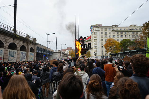 Anti-government demonstration in Lyon on Halloween LYON, FRANCE - OCTOBER 31: Thousands of people march through the streets for the third day of the social movement, in Lyon, France on October 31, 2026. Protesters carrying banners and wearing Halloween costumes, clash with police, who responded with tear gas and charged to clear the square at Avenue Jean-Jaures. More than 1,000 police officers and gendarmes were deployed across the city. Mathieu Prudhomme Anadolu Lyon France. Editorial use only. Please get in touch for any other usage.  Copyright: x2026xAnadoluxMathieuxPrudhommex