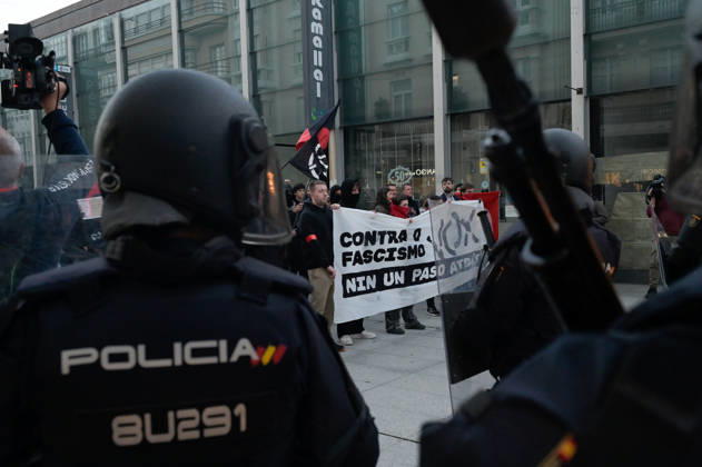 Buxadé announces that he will expand the lawsuits against the government in Galicia in light of new protests in Ferrol and A Coruna Several people during an anti-fascist rally on October 31, 2026, in A Coruna, Galicia, Spain. Buxadé advocates for the outlawing of the anti-fascist movement. The streets are not theirs, nor have they ever been, nor will they ever be. Buxadé’s visit comes just over a week after Santiago Abascal’s visit to A Coruna, on October 21, where the national president of Vox participated in an event in María Pita Square, to which thousands of people responded at a rally organized by Galiza Nova under the slogan Against Spanish-nationalist fascism, nationalist youth organization OCTOBER 31, 2026 VOX RALLY ANTIFASCISM Copyright: xM.xDylanx 7882063