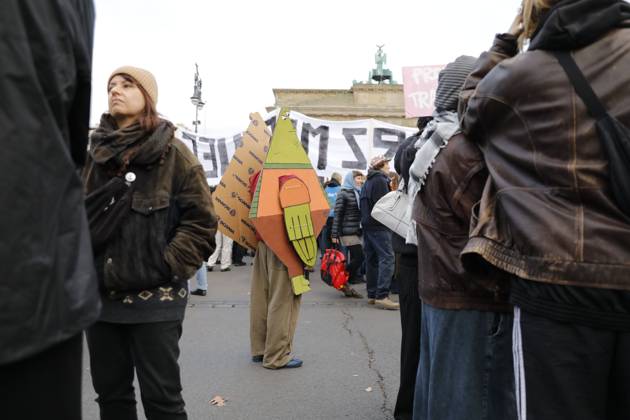 Gen Z Protest in Berlin BERLIN, GERMANY, OCTOBER 31, 2026: Participants gather in front of the Brandenburg Gate during a demonstration organised by the Gen Z regelt initiative, part of a nationwide day of protest by young people calling for more investment in education, social security, healthcare and affordable living. Berlin Germany Copyright: x xAlessiaxCoccax xJNAxPressx