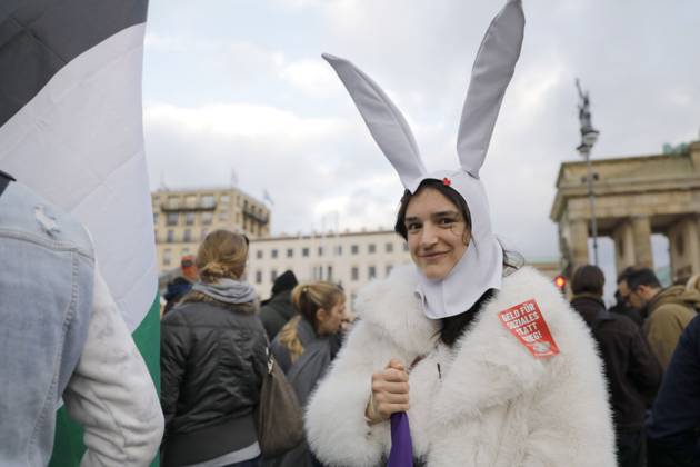 Gen Z Protest in Berlin BERLIN, GERMANY, OCTOBER 31, 2026: Participants gather in front of the Brandenburg Gate during a demonstration organised by the Gen Z regelt initiative, part of a nationwide day of protest by young people calling for more investment in education, social security, healthcare and affordable living. Berlin Germany Copyright: x xAlessiaxCoccax xJNAxPressx