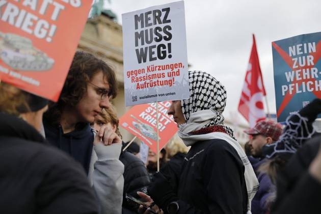 Gen Z Protest in Berlin BERLIN, GERMANY, OCTOBER 31, 2026: Participants gather in front of the Brandenburg Gate during a demonstration organised by the Gen Z regelt initiative, part of a nationwide day of protest by young people calling for more investment in education, social security, healthcare and affordable living. Berlin Germany Copyright: x xAlessiaxCoccax xJNAxPressx