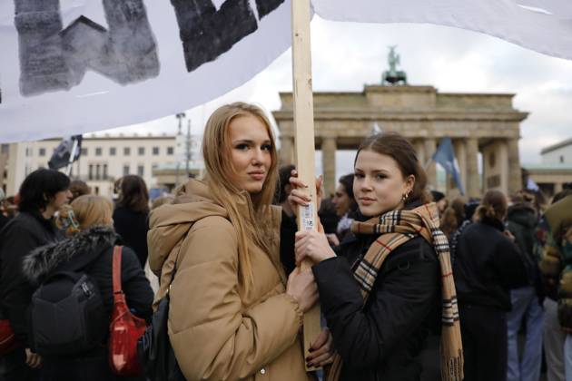 Gen Z Protest in Berlin BERLIN, GERMANY, OCTOBER 31, 2026: Participants gather in front of the Brandenburg Gate during a demonstration organised by the Gen Z regelt initiative, part of a nationwide day of protest by young people calling for more investment in education, social security, healthcare and affordable living. Berlin Germany Copyright: x xAlessiaxCoccax xJNAxPressx