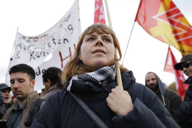 Gen Z Protest in Berlin BERLIN, GERMANY, OCTOBER 31, 2026: Participants gather in front of the Brandenburg Gate during a demonstration organised by the Gen Z regelt initiative, part of a nationwide day of protest by young people calling for more investment in education, social security, healthcare and affordable living. Berlin Germany Copyright: x xAlessiaxCoccax xJNAxPressx