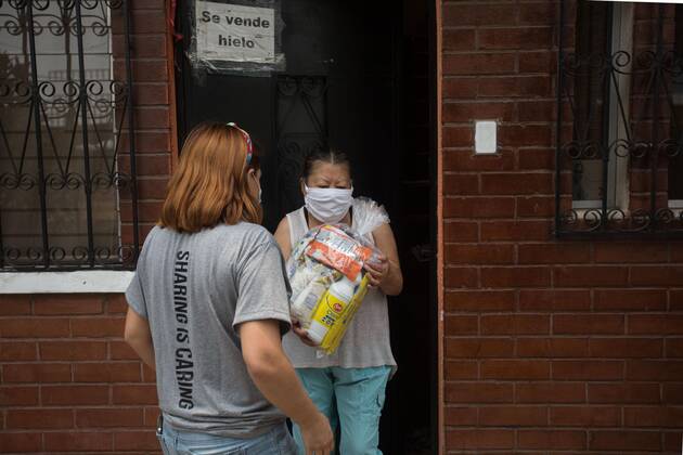 Coronavirus in Guatemala, Freiwillige verteilen Essenspakete an Bedürftige