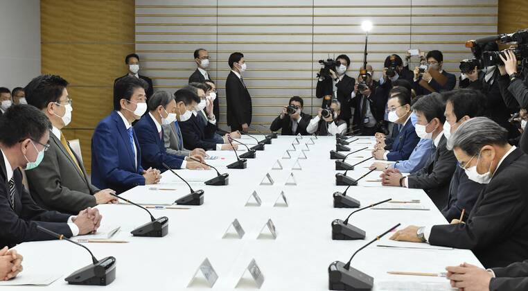 Coronavirus in Japan, Shinzo Abe leitet Regierungstreffen