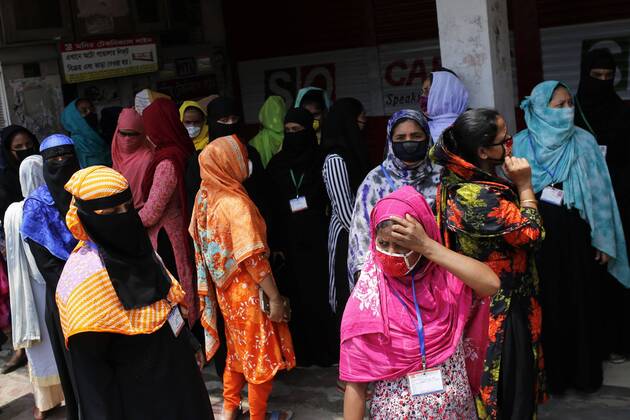 Coronavirus in Bangladesch, Textilarbeiter warten in Dhaka dicht an dicht auf Einlass in die Fabrik