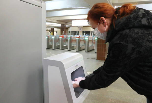 Coronavirus in Russland, Kontaktloses Händedesinfektionsgerät in Moskauer U-Bahn