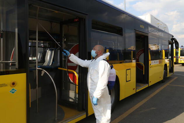 Coronavirus in Italien, Desinfektion der ÖPNV Busse in Modena
