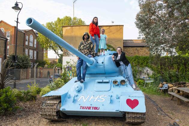 Coronavirus in Großbritannien, Blau bemalter Panzer in London als spezieller Dank an den NHS