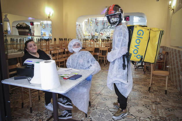 Coronavirus in Italien, Erste Pizzalieferung nach 50 Tagen Lockdown am Tag 1 der Phase 2 in Neapel