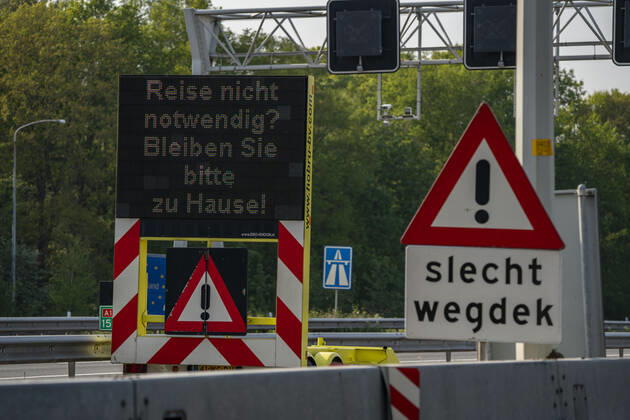 Coronavirus in Europa, Mahnschild zu Hause zu bleiben an der Niederländisch-Deutschen Grenze