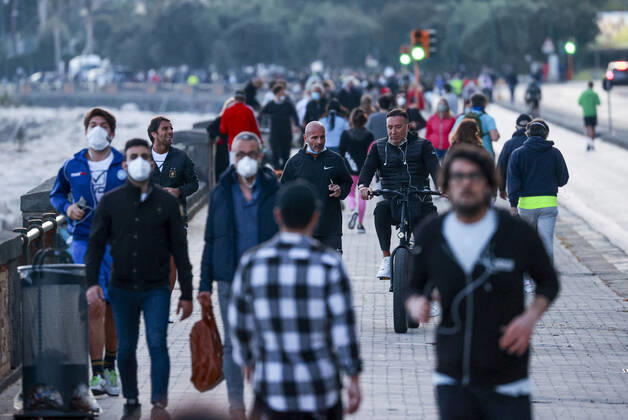 Coronavirus in Italien, Spaziergänger und Jogger in Neapel