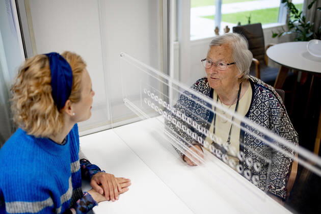 Coronavirus in Dänemark, Installation einer Gesprächsbox im Seniorenheim in Odense