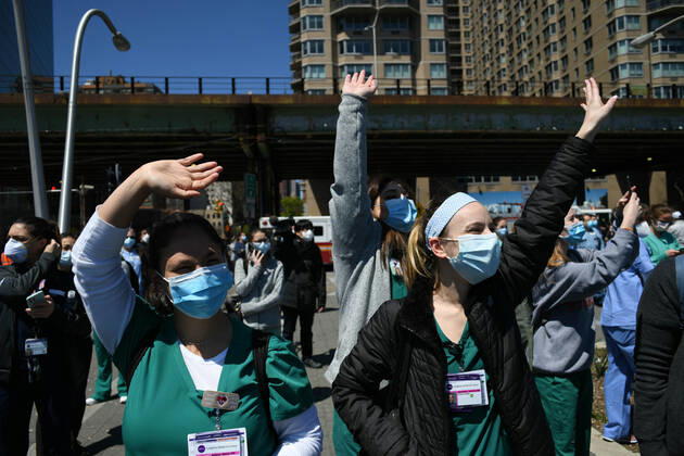 Coronavirus in den USA, Navy s Blue Angels und Air Force s Thunderbirds fliegen über New York