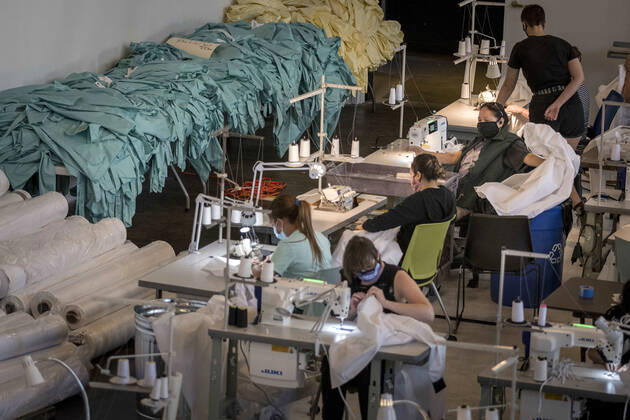 Coronavirus in den USA, Herstellung von Bekleidung für medizinisches Personal in Arizona