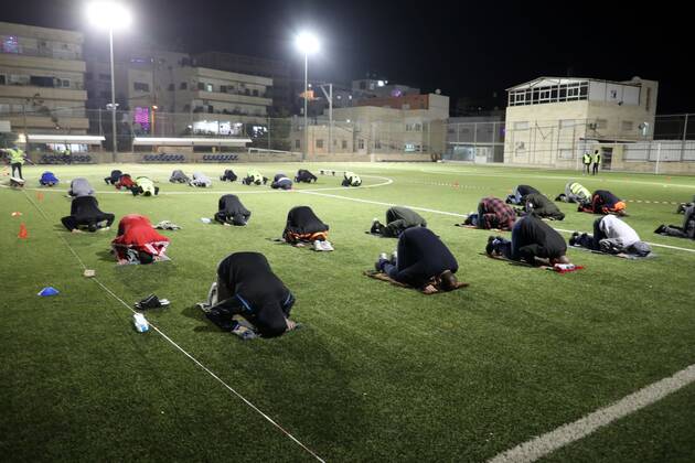 Coronavirus in Westjordanland, Ramadan Nachtgebet auf einem Fußballplatz in Jerusalem