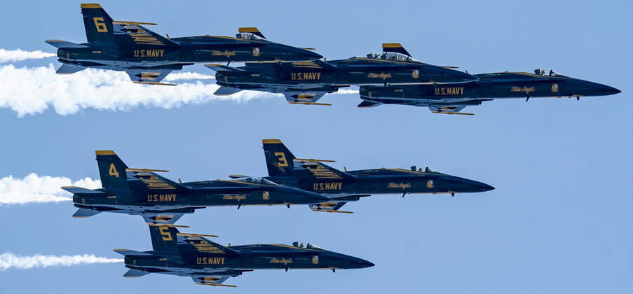 Coronavirus in den USA, Navy s Blue Angels und Air Force s Thunderbirds fliegen über Philadelphia