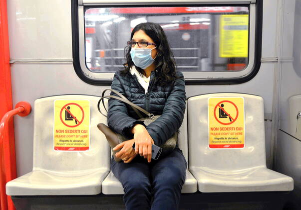 Coronavirus in Italien, Abstandsmarkierung in der Metro von Mailand
