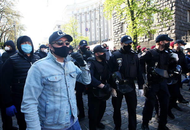 Coronavirus in der Ukraine, Proteste gegen Regierungsmaßnahmen in Kiew