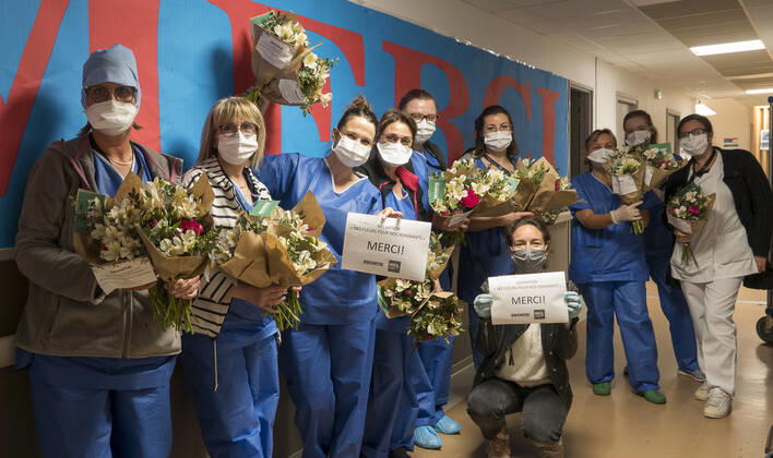 Coronavirus in Frankreich, Ärzte und Pfleger erhalten Blumen in Lyon