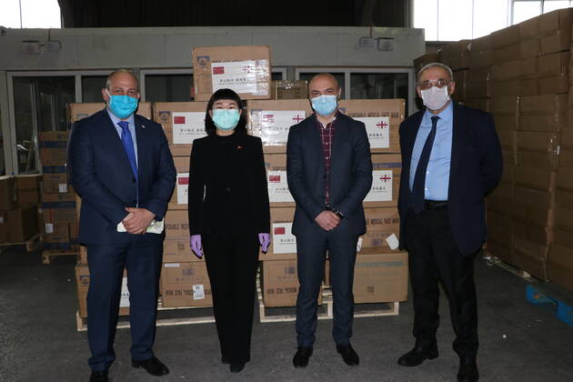 Coronavirus in Georgien, chinesischer Botschafter Li Yan mit gespendeten Versorgungsgütern in Tiflis