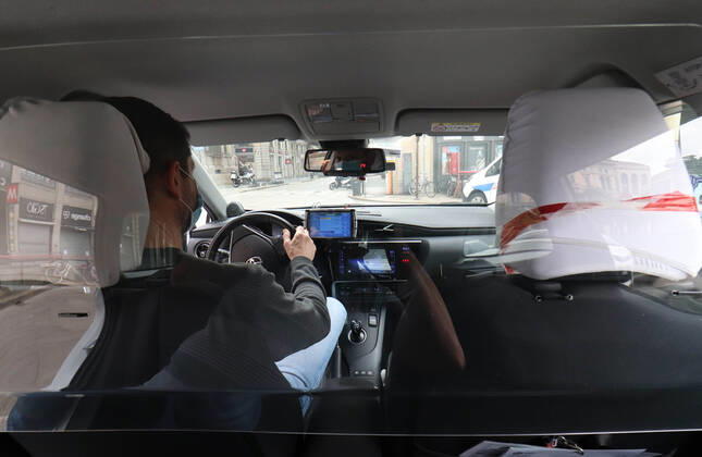 Coronavirus in Italien, Plexiglasscheibe soll Taxi-Fahrer in Mailand schützen