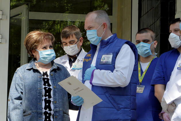 Coronavirus in der Ukraine, Geheilte Patientin wird aus einem Krankenhaus in Dnipro entlassen