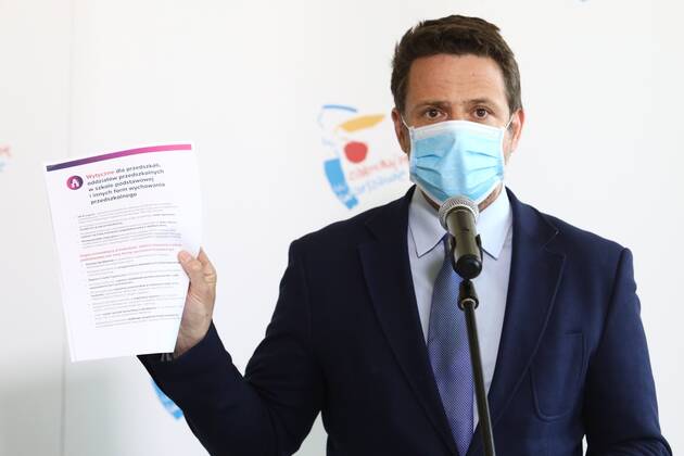 Coronavirus in Polen, Rafal Trzaskowski Pressekonferenz in Warschau zu Kita-Wiedereröffnung