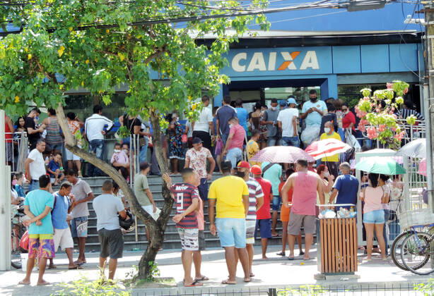 Coronavirus in Brasilien, Lange Schlangen vor Caixa Bank-Filialen in Recife