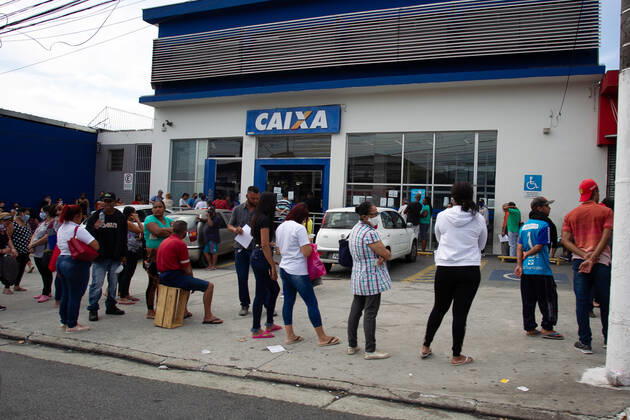 Coronavirus in Brasilien, Lange Schlangen vor Bank-Filialen in Paulista