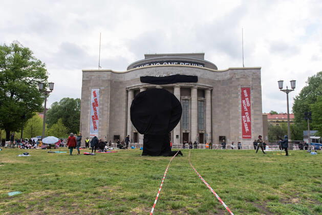 Berlin, Volksbühne distances itself from participants of the hygiene demo at Rosa-Luxemburg-Platz