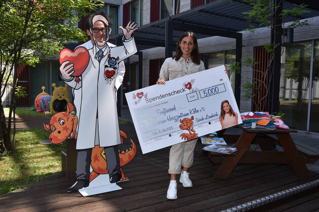 Sarah Lombardi hands over a 5000 Euro cheque to Prof. Brockmeier from the Cologne Childrens Cardiology
