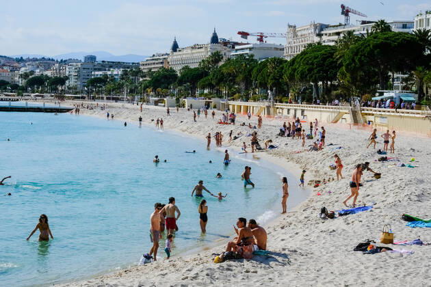 Coronavirus in France, beach visitors in Cannes