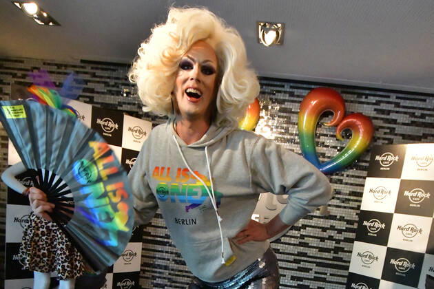 Dragqueen Jurassica Parka wegen Besitzes von Kinderpornografie verurteilt - Archivbilder