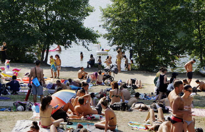 Berlin, people are looking for a cooling down at Schlachtensee