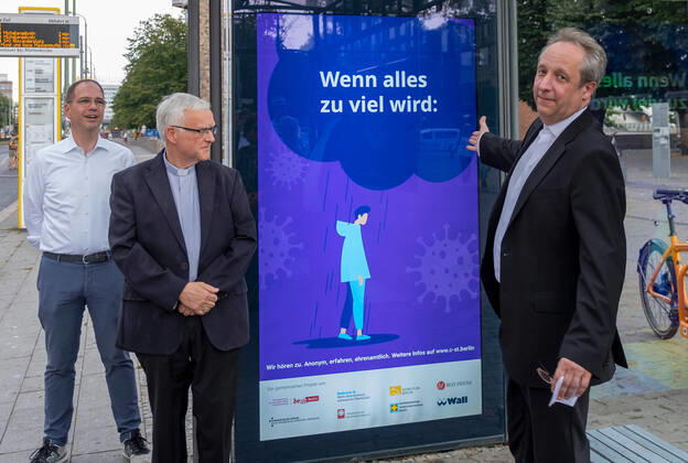 Berlin, Churches advertise in BVG shelters for Corona pastoral care
