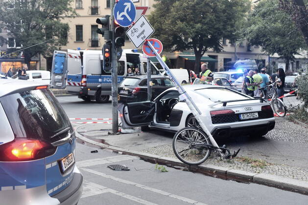 Berlin, traffic accident on Urbanstraße in Kreuzberg