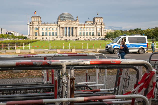 Berlin, barrier in front of the Reichstag building