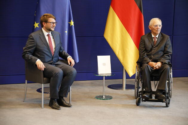 Berlin, Petitions Committee hands over Annual Report 2019 to Bundestag President Schäuble