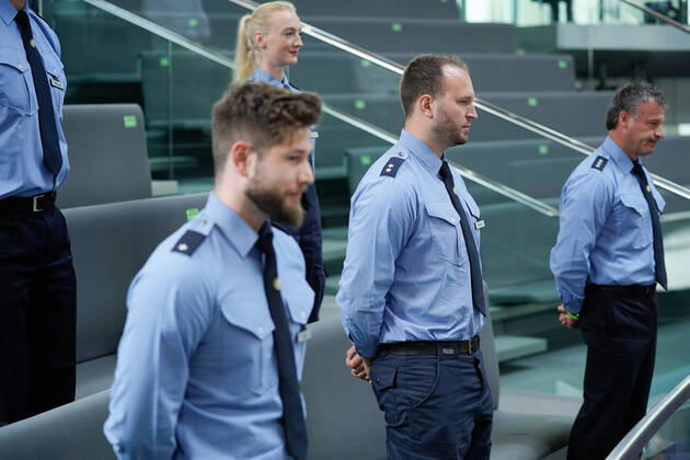 Berlin, applause in the Bundestag for courageous police officers