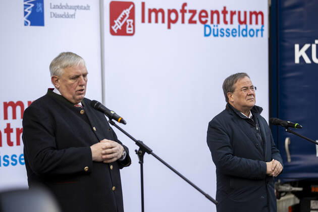 Coronavirus in NRW, Pressekonferenz zur Ankunft erster Impfstoff-Dosen in Düsseldorf mit Armin Laschet und Karl-Josef Laumann
