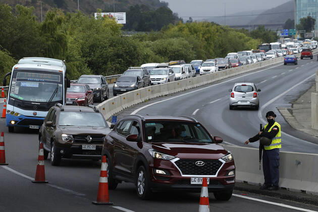 Coronavirus in Chile, Marinesoldaten kontrollieren die Zufahrt über die Autobahn nach Vina del Mar