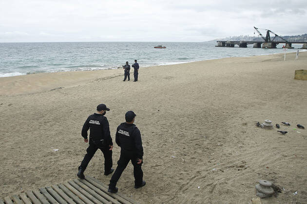 Coronavirus in Chile, Polizisten kontrollieren am Strand von Vina del Mar Einhaltung des Lockdown