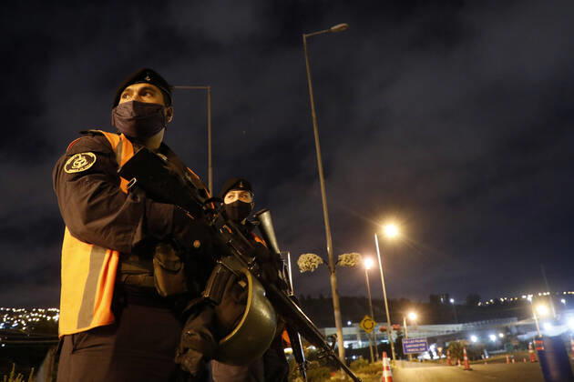 Coronavirus in Chile, Marinesoldaten kontrollieren die Ausgangssperre in Vina del Mar